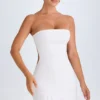 Biała sukienka bandeau Misa z falbanami i wycięciami Biała sukienka bandeau Misa z falbanami i wycięciami