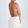 Biała sukienka bandeau Misa z falbanami i wycięciami Biała sukienka bandeau Misa z falbanami i wycięciami