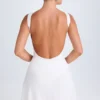 Biała sukienka Mini Shirin z drapowanym tyłem Biała sukienka Mini Shirin z drapowanym tyłem