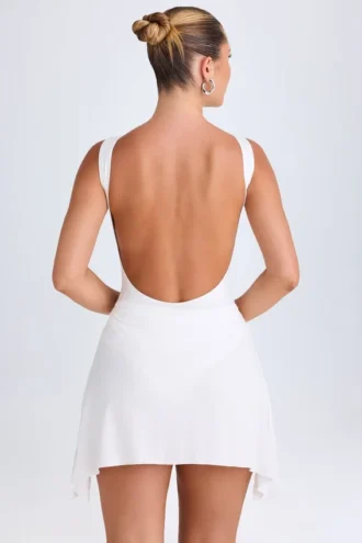 Biała sukienka Mini Shirin z drapowanym tyłem Biała sukienka Mini Shirin z drapowanym tyłem