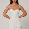 Biała sukienka mini z ozdobami w stylu bandeau o kroju litery A marki Edita Biała sukienka mini z ozdobami w stylu bandeau o kroju litery A marki Edita