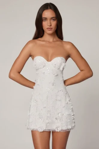 Biała sukienka mini z ozdobami w stylu bandeau o kroju litery A marki Edita Biała sukienka mini z ozdobami w stylu bandeau o kroju litery A marki Edita