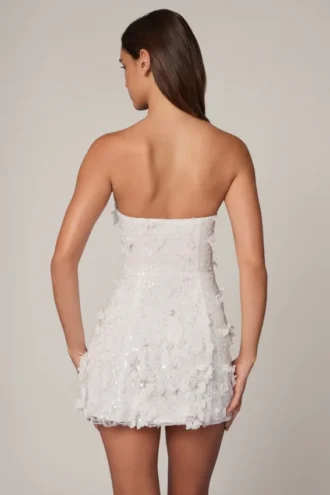 Biała sukienka mini z ozdobami w stylu bandeau o kroju litery A marki Edita Biała sukienka mini z ozdobami w stylu bandeau o kroju litery A marki Edita