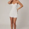 Biała sukienka mini z ozdobami w stylu bandeau o kroju litery A marki Edita Biała sukienka mini z ozdobami w stylu bandeau o kroju litery A marki Edita
