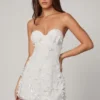 Biała sukienka mini z ozdobami w stylu bandeau o kroju litery A marki Edita Biała sukienka mini z ozdobami w stylu bandeau o kroju litery A marki Edita