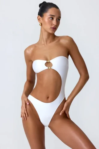 Biały stroj jednoczęściowy typu bandeau z wycięciami i zdobionymi koralikami Miami Biały stroj jednoczęściowy typu bandeau z wycięciami i zdobionymi koralikami Miami