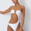 Biały stroj jednoczęściowy typu bandeau z wycięciami i zdobionymi koralikami Miami Biały stroj jednoczęściowy typu bandeau z wycięciami i zdobionymi koralikami Miami