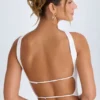 Biały top bandeau Khai z detalem w postaci chokera