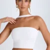 Biały top bandeau Khai z detalem w postaci chokera