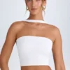Biały top bandeau Khai z detalem w postaci chokera