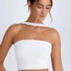 Biały top bandeau Khai z detalem w postaci chokera