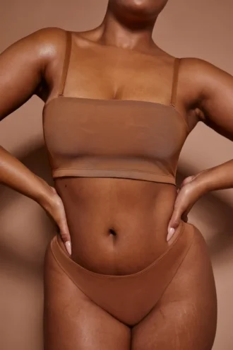 Biustonosz bandeau Intimates z miękkiej siateczki w kolorze migdałowym Biustonosz bandeau Intimates z miękkiej siateczki w kolorze migdałowym