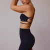 Biustonosz bandeau z krzyżującymi się ramiączkami na plecach w kolorze czarnym Biustonosz bandeau z krzyżującymi się ramiączkami na plecach w kolorze czarnym
