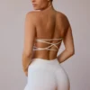 Biustonosz bandeau z krzyżującymi się ramiączkami na plecach w kolorze delikatnej bieli Biustonosz bandeau z krzyżującymi się ramiączkami na plecach w kolorze delikatnej bieli