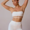 Biustonosz bandeau z krzyżującymi się ramiączkami na plecach w kolorze delikatnej bieli Biustonosz bandeau z krzyżującymi się ramiączkami na plecach w kolorze delikatnej bieli
