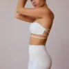 Biustonosz bandeau z krzyżującymi się ramiączkami na plecach w kolorze delikatnej bieli Biustonosz bandeau z krzyżującymi się ramiączkami na plecach w kolorze delikatnej bieli