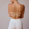 Biustonosz bandeau z krzyżującymi się ramiączkami na plecach w kolorze delikatnej bieli Biustonosz bandeau z krzyżującymi się ramiączkami na plecach w kolorze delikatnej bieli