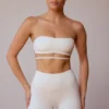 Biustonosz bandeau z krzyżującymi się ramiączkami na plecach w kolorze delikatnej bieli Biustonosz bandeau z krzyżującymi się ramiączkami na plecach w kolorze delikatnej bieli