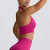 Biustonosz sportowy Define Luxe z wiązaniem na szyi w kolorze Berry Biustonosz sportowy Define Luxe z wiązaniem na szyi w kolorze Berry