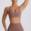 Biustonosz sportowy Soft Active z dekoltem w serek w kolorze Mocha Biustonosz sportowy Soft Active z dekoltem w serek w kolorze Mocha