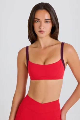 Biustonosz sportowy Soft Active z kontrastowymi wykończeniami w kolorze truskawkowej czerwieni Biustonosz sportowy Soft Active z kontrastowymi wykończeniami w kolorze truskawkowej czerwieni