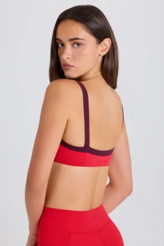 Biustonosz sportowy Soft Active z kontrastowymi wykończeniami w kolorze truskawkowej czerwieni Biustonosz sportowy Soft Active z kontrastowymi wykończeniami w kolorze truskawkowej czerwieni