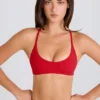 Biustonosz sportowy Soft Active z tyłem typu racerback w kolorze truskawkowej czerwieni Biustonosz sportowy Soft Active z tyłem typu racerback w kolorze truskawkowej czerwieni