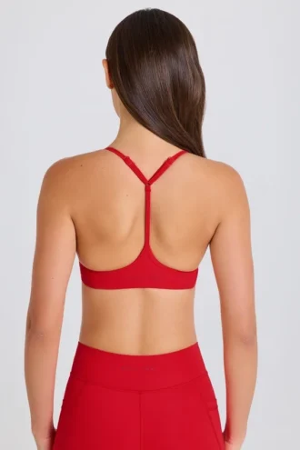 Biustonosz sportowy Soft Active z tyłem typu racerback w kolorze truskawkowej czerwieni Biustonosz sportowy Soft Active z tyłem typu racerback w kolorze truskawkowej czerwieni