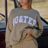 Bluza oversize z okrągłym dekoltem w kolorze Soft Olive Bluza oversize z okrągłym dekoltem w kolorze Soft Olive