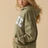 Bluza z kapturem oversize w kolorze delikatnej oliwki Bluza z kapturem oversize w kolorze delikatnej oliwki