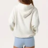 Bluza z kapturem oversize z aplikacją w kolorze mlecznym