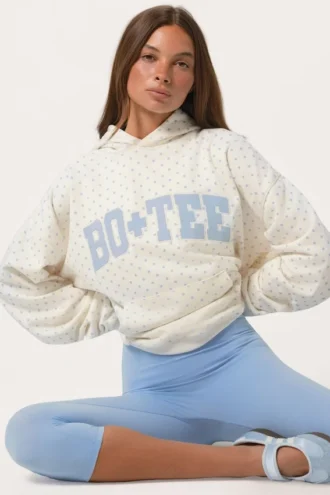 Bluza z kapturem oversize z aplikacją w kolorze mlecznym w kropki Bluza z kapturem oversize z aplikacją w kolorze mlecznym w kropki
