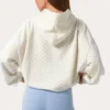 Bluza z kapturem oversize z aplikacją w kolorze mlecznym w kropki Bluza z kapturem oversize z aplikacją w kolorze mlecznym w kropki