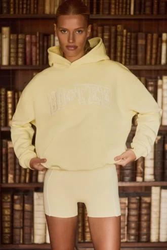 Bluza z kapturem oversize z haftem w kolorze delikatnej żółci Bluza z kapturem oversize z haftem w kolorze delikatnej żółci