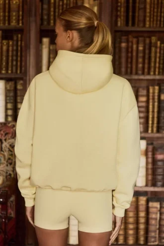 Bluza z kapturem oversize z haftem w kolorze delikatnej żółci Bluza z kapturem oversize z haftem w kolorze delikatnej żółci