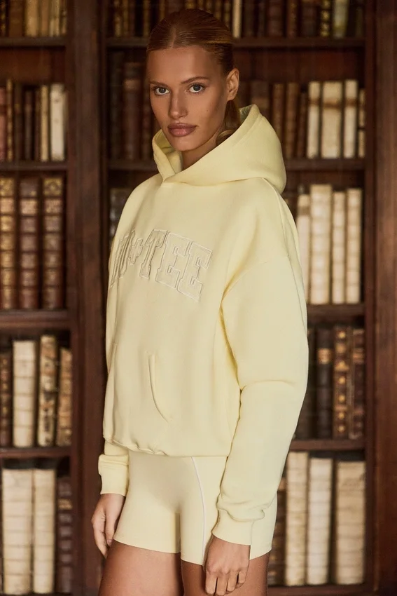 Bluza z kapturem oversize z haftem w kolorze delikatnej żółci Bluza z kapturem oversize z haftem w kolorze delikatnej żółci