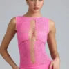 Bluzka Gracie z wysokim kołnierzem, zdobiona sznurowaniem, w kolorze Bubblegum Pink