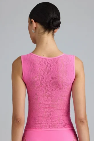 Bluzka Gracie z wysokim kołnierzem, zdobiona sznurowaniem, w kolorze Bubblegum Pink Bluzka Gracie z wysokim kołnierzem, zdobiona sznurowaniem, w kolorze Bubblegum Pink