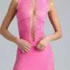 Bluzka Gracie z wysokim kołnierzem, zdobiona sznurowaniem, w kolorze Bubblegum Pink