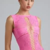 Bluzka Gracie z wysokim kołnierzem, zdobiona sznurowaniem, w kolorze Bubblegum Pink