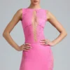 Bluzka Gracie z wysokim kołnierzem, zdobiona sznurowaniem, w kolorze Bubblegum Pink