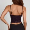 Bluzka z ozdobnym dekoltem typu peekaboo i golfem Armelia w fioletowym wzorze wężowym
