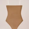 Body bez ramiączek Intimates w kolorze migdałowym Body bez ramiączek Intimates w kolorze migdałowym