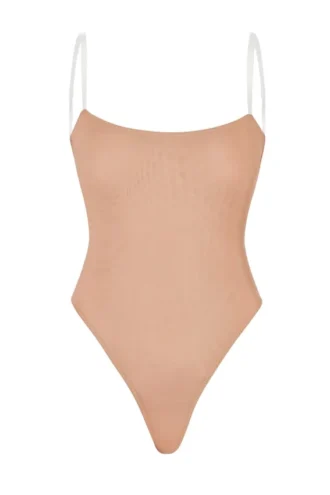 Body Intimates z miękkiej siateczki z niewidocznymi ramiączkami i stringami w kolorze ciepłej brzoskwini