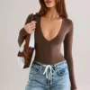 Body z długim rękawem Elodie Modal Plunge w kolorze czekoladowym Body z długim rękawem Elodie Modal Plunge w kolorze czekoladowym