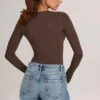 Body z długim rękawem Elodie Modal Plunge w kolorze czekoladowym Body z długim rękawem Elodie Modal Plunge w kolorze czekoladowym