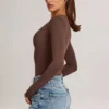 Body z długim rękawem Elodie Modal Plunge w kolorze czekoladowym Body z długim rękawem Elodie Modal Plunge w kolorze czekoladowym