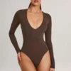 Body z długim rękawem Elodie Modal Plunge w kolorze czekoladowym Body z długim rękawem Elodie Modal Plunge w kolorze czekoladowym