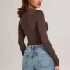Body z długim rękawem Elodie Modal Plunge w kolorze czekoladowym Body z długim rękawem Elodie Modal Plunge w kolorze czekoladowym