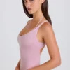 Body z elastycznej bawełnianej dzianiny z krzyżującymi się ramiączkami na plecach w kolorze fioletowo-różowym Body z elastycznej bawełnianej dzianiny z krzyżującymi się ramiączkami na plecach w kolorze fioletowo-różowym